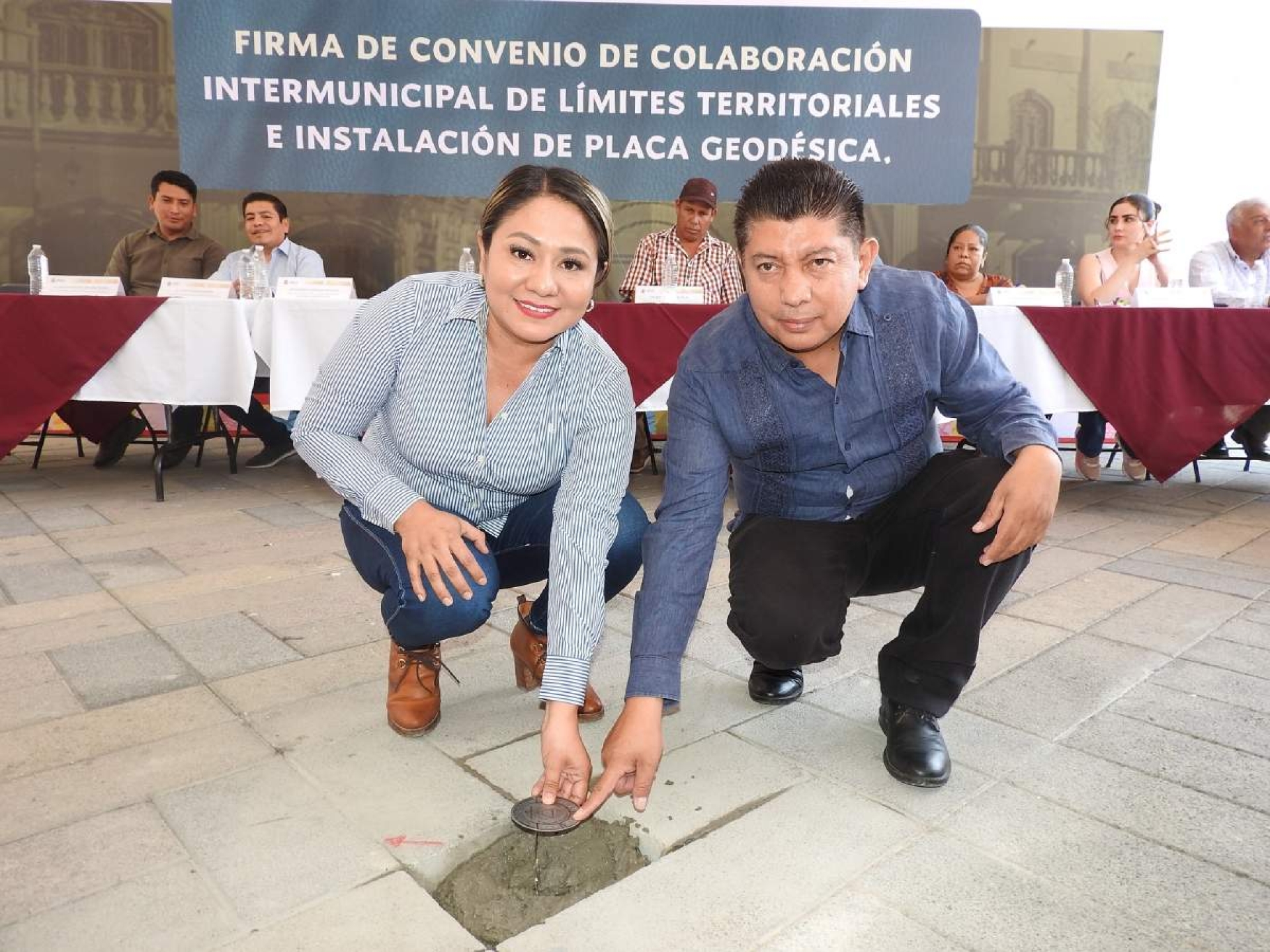Instalan placa geodésica en Ayala