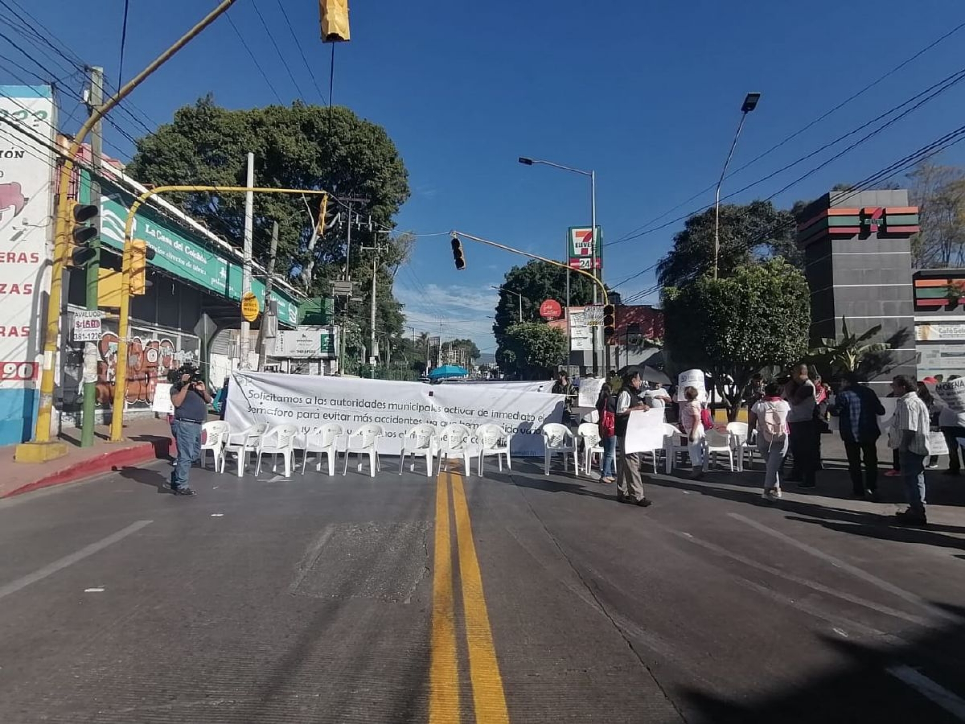 Automovilistas enfrentan a vecinos de la colonia Quintana Roo