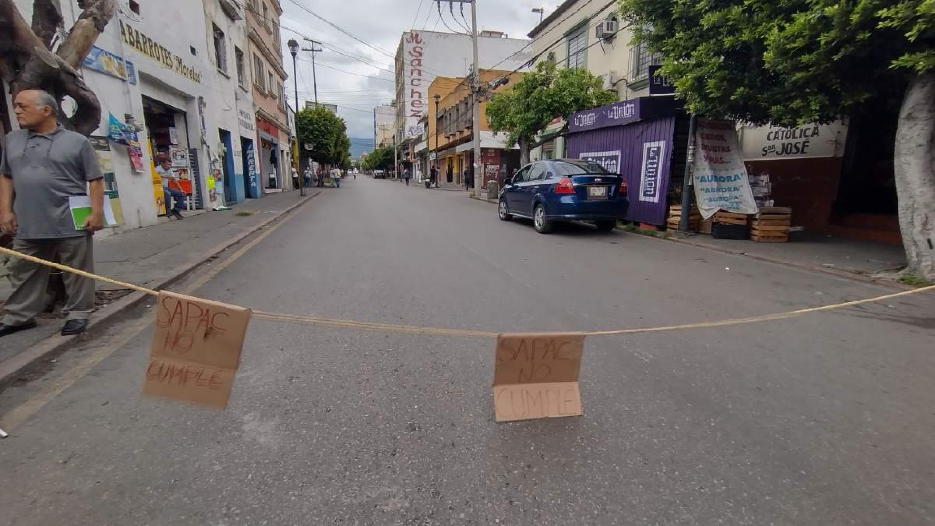 Cierran calles en Cuernavaca por falta de agua