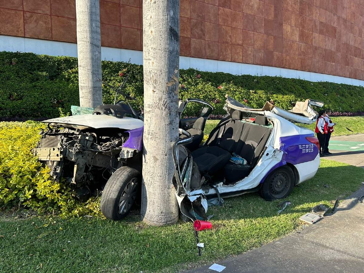 ¡Prensados en un taxi!