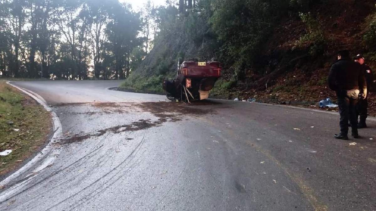 Dos heridos en la volcadura de una camioneta