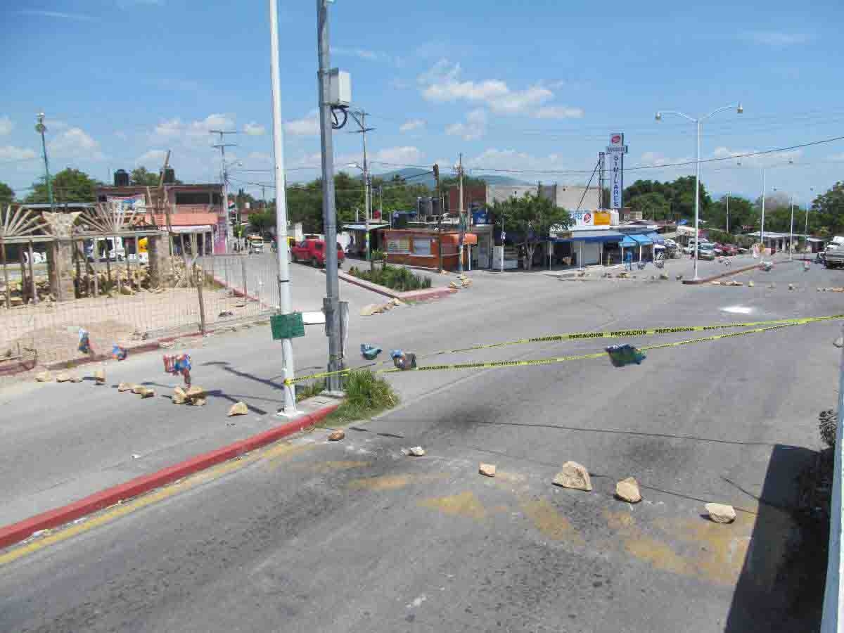 Bloquean carretera Zapata-Zacatepec, en Santa Rosa Treinta