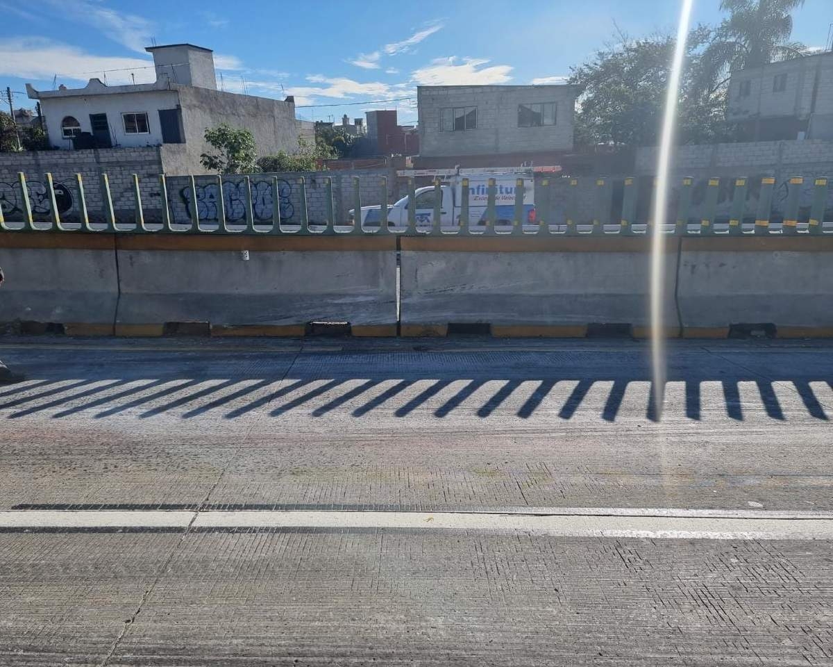 Volcadura en el Paso Exprés deja un lesionado