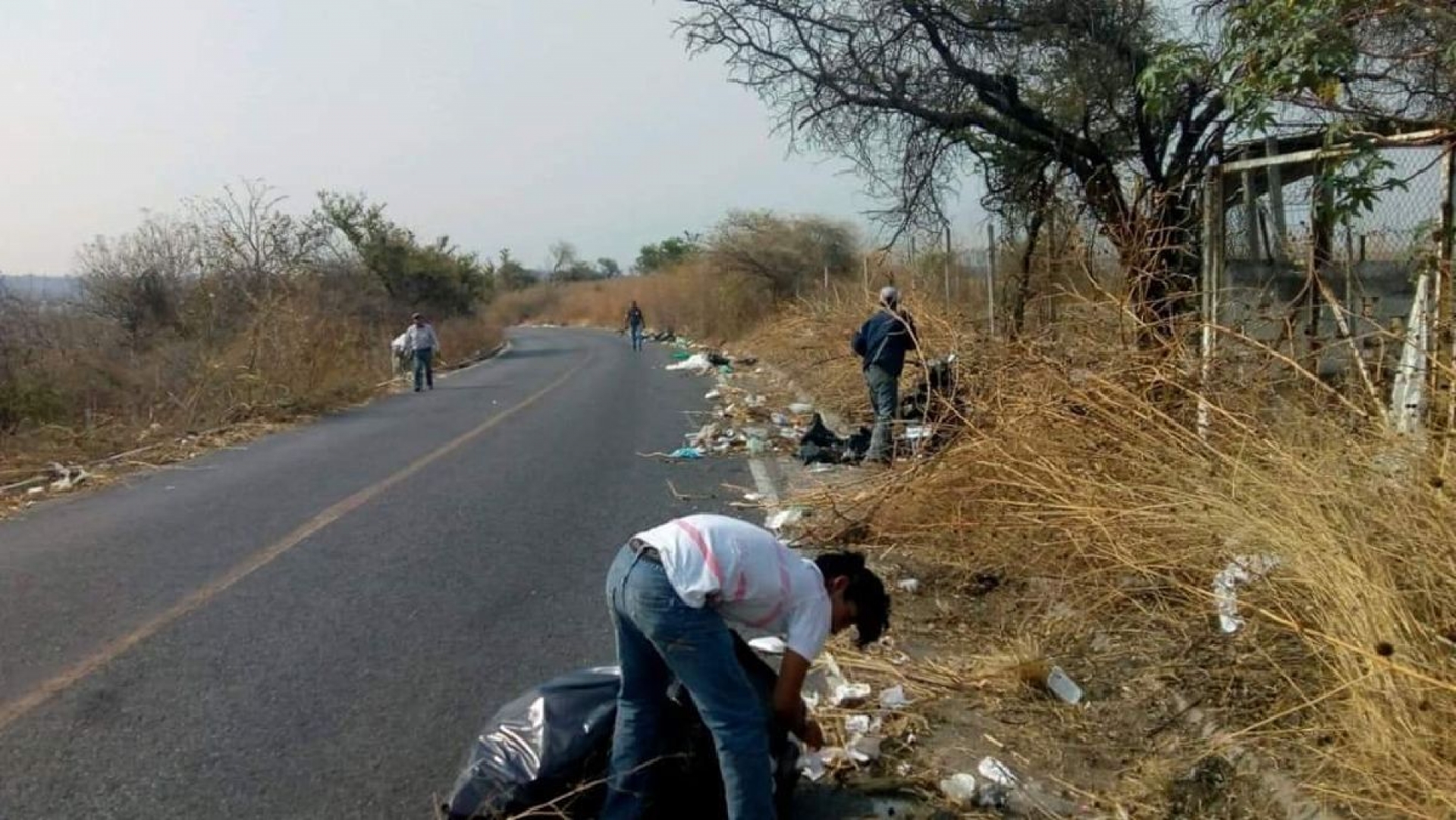 Limpian camino que conduce al relleno sanitario del poniente