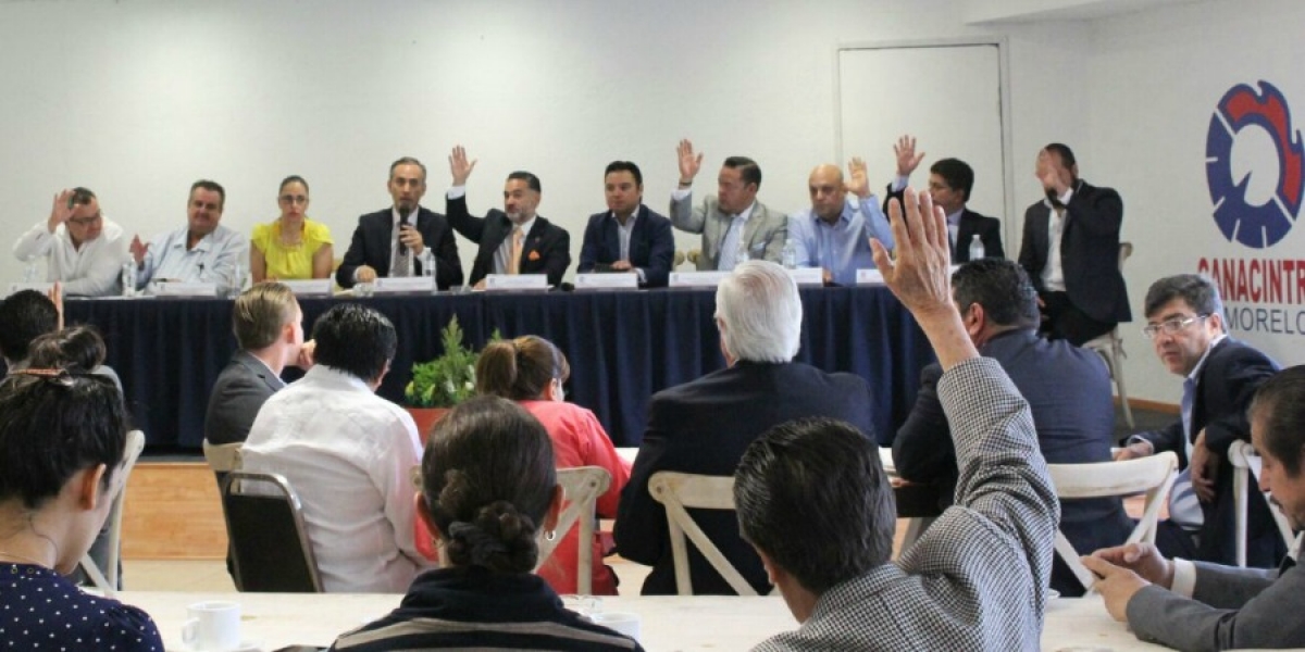 En reunión mensual de Canacintra, destaca secretario de Economía obras realizadas