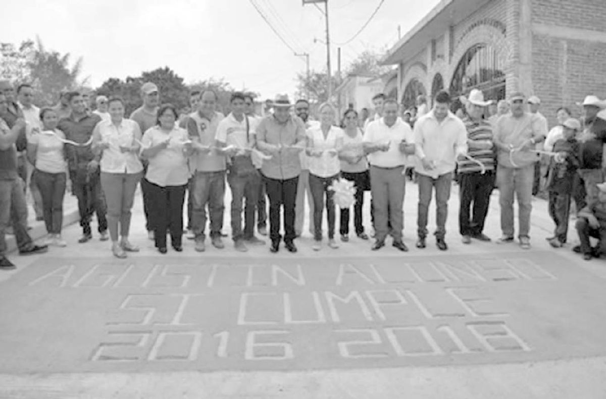 Entrega Agustín Alonso Gutiérrez pavimentación de la calle Iturbide