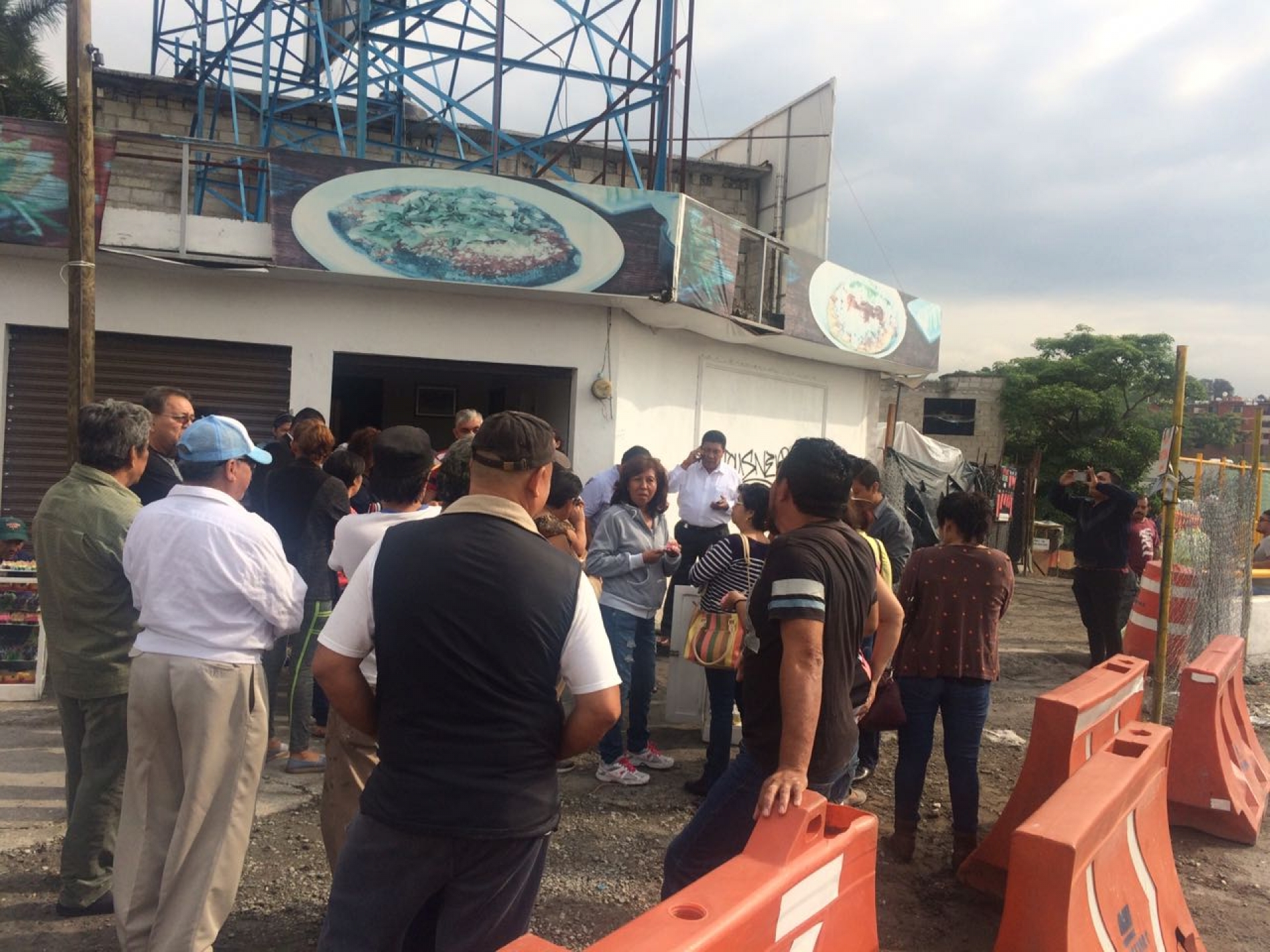 Vecinos exigen reabrir calle que desemboca en el Paso Exprés