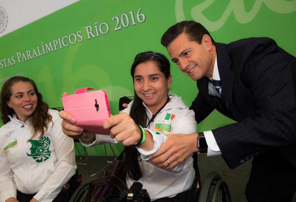 Patricia Valle y Lizbeth Castrejón acuden a Los Pinos