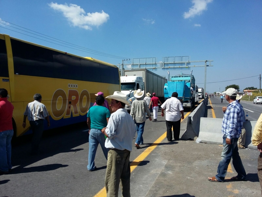 Tras compromiso de apoyo para superar pérdidas, campesinos liberan carretera