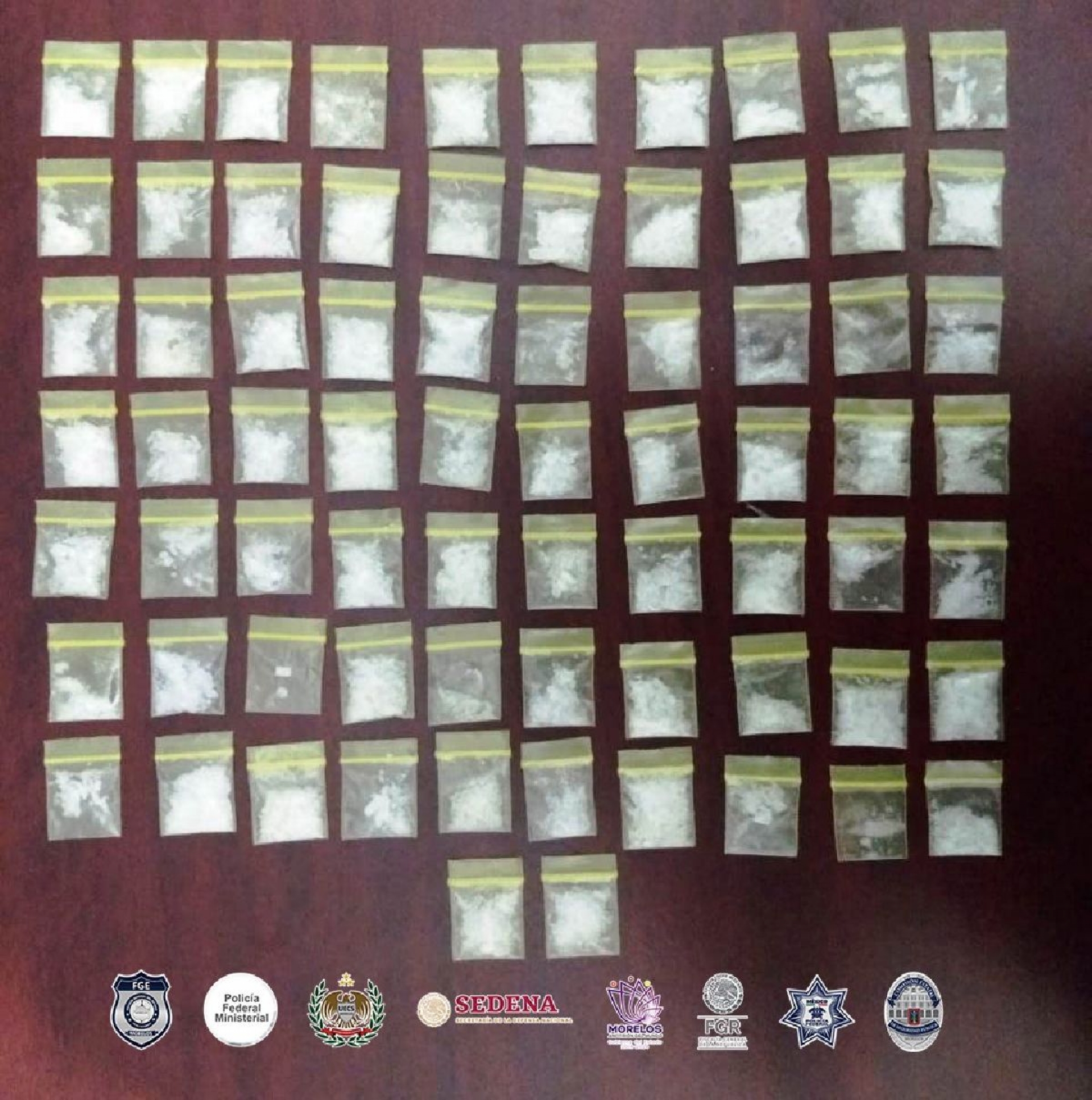 Les hallaron 102 dosis de “cristal” y dos pistolas