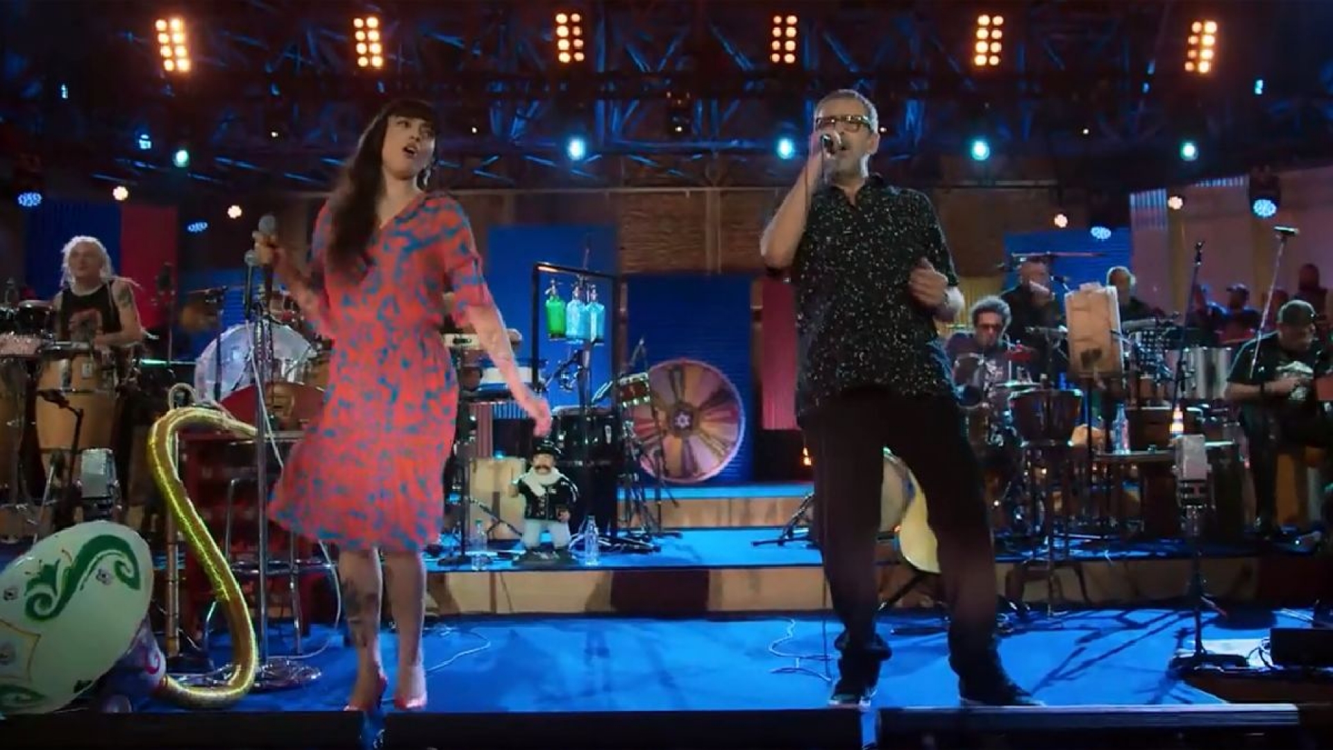 Los Auténticos Decadentes disfrutan éxito de su sencillo “Amor”