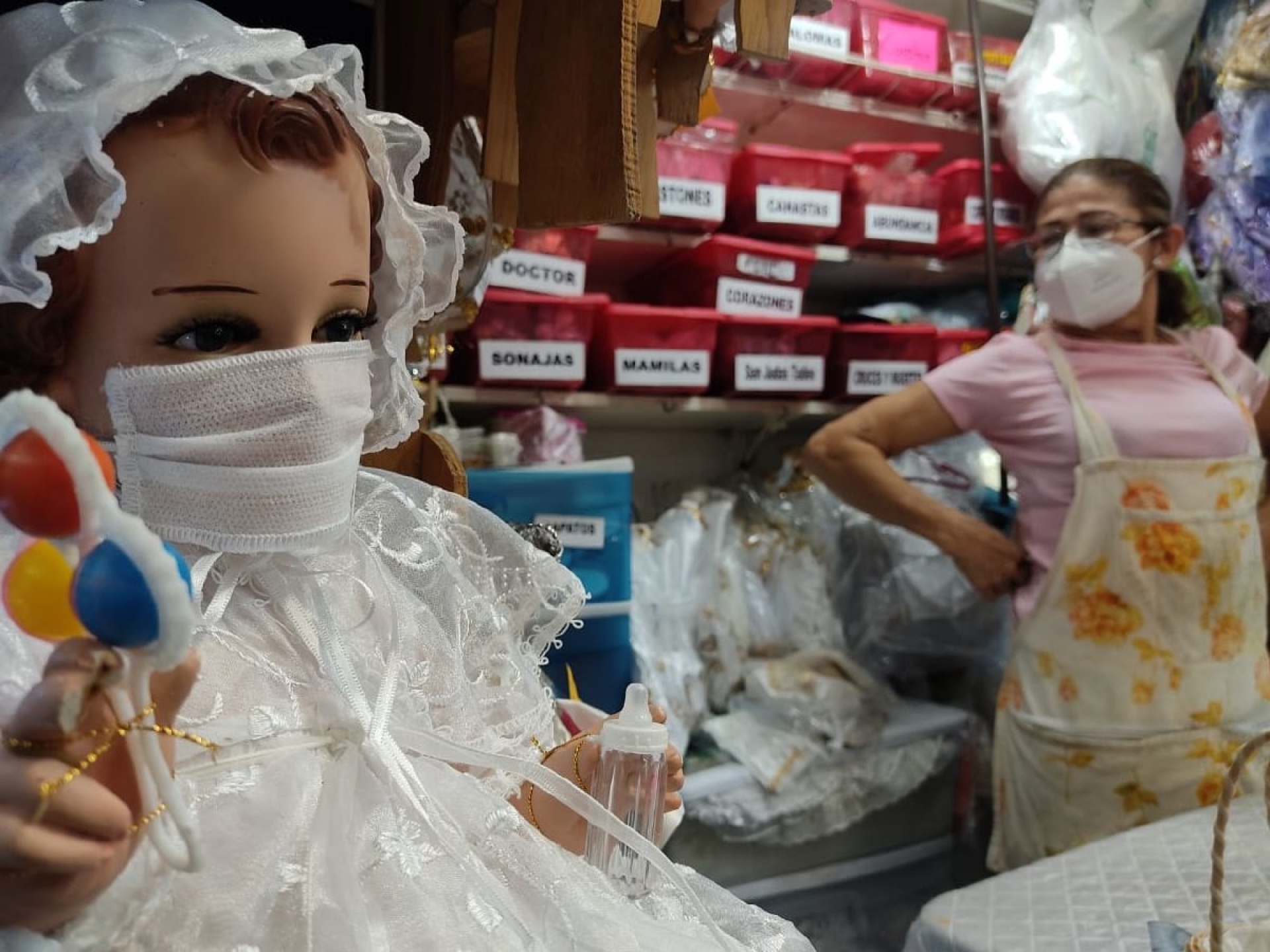 Depositan su fe y su esperanza en el niño dios con cubrebocas
