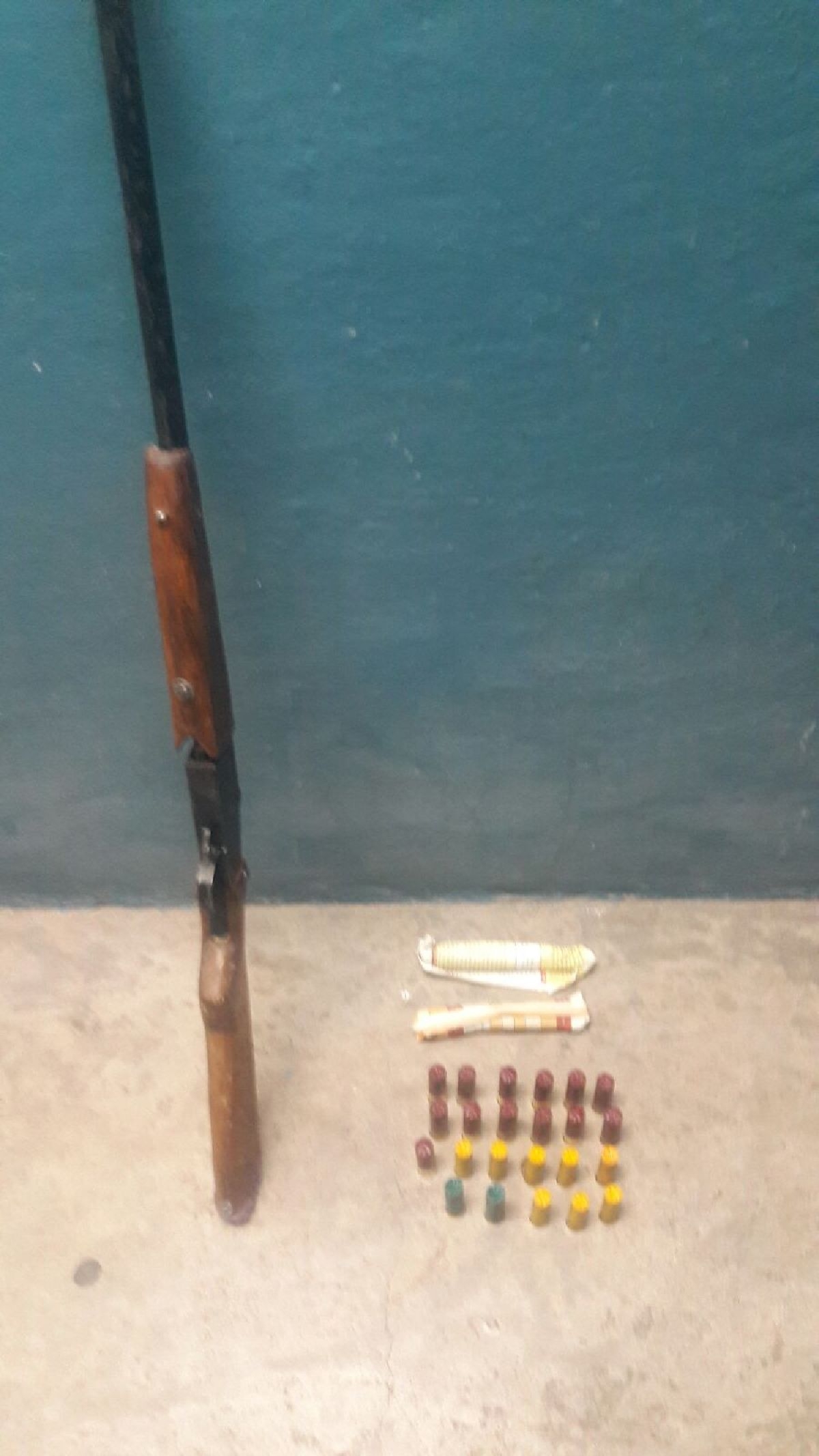 Detienen a un hombre presuntamente armado y con droga