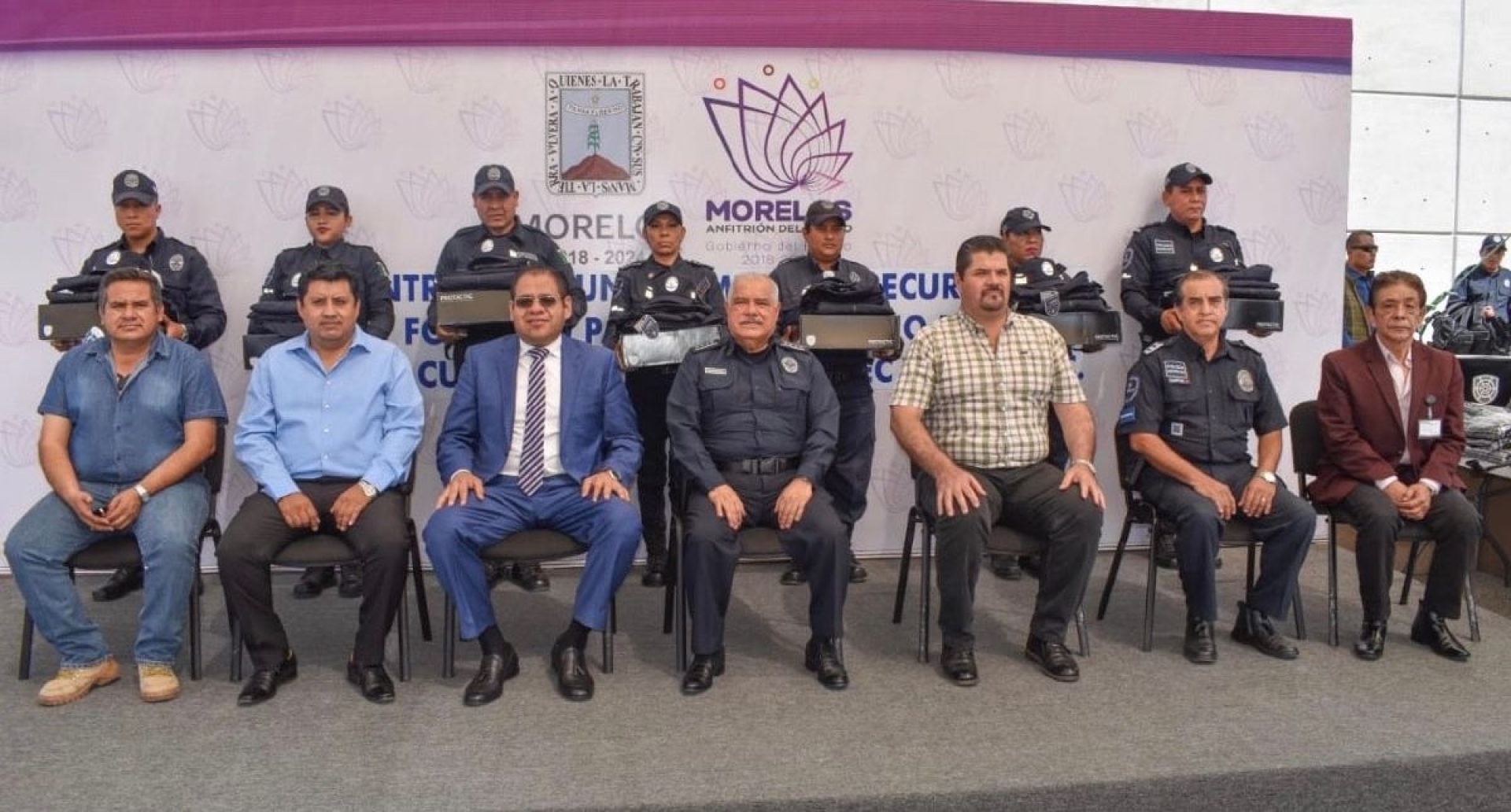 Entrega el titular de la CES uniformes a policías