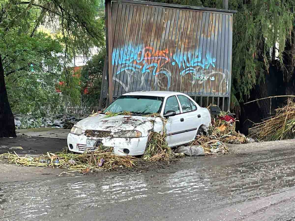 Desbordamiento del río Apatlaco inunda casas y arrastra un auto