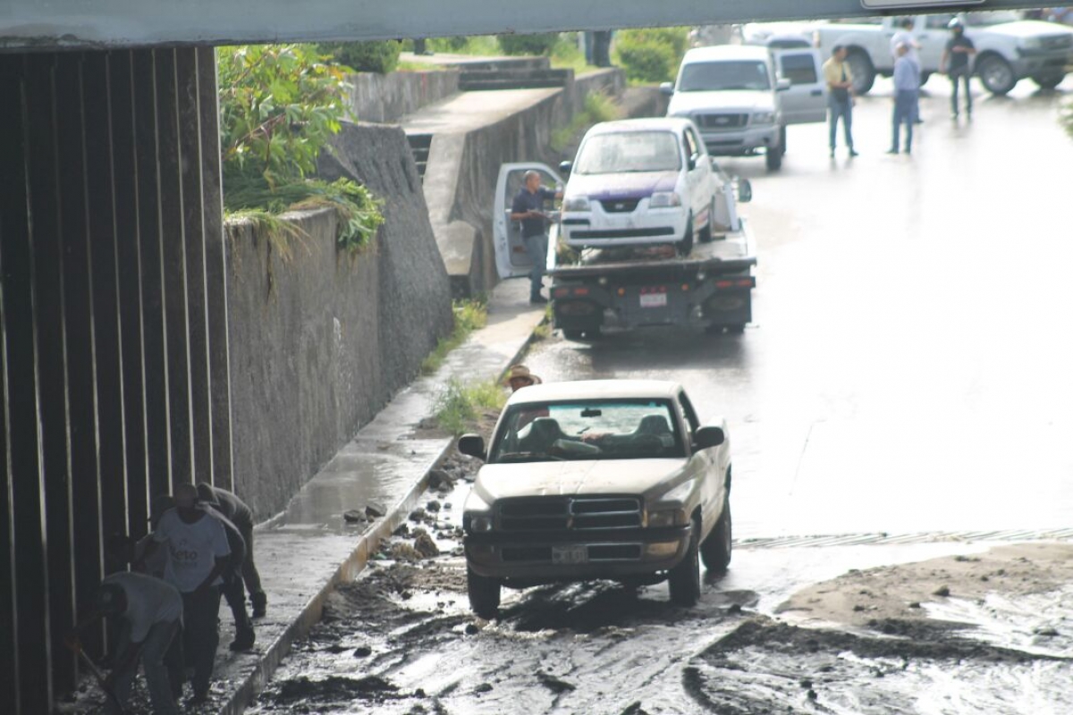 Murió ahogada al intentar cruzar un paso a desnivel inundado