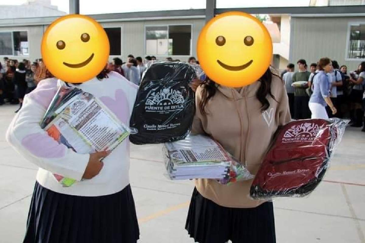 Alcaldesa reparte mochilas con su nombre
