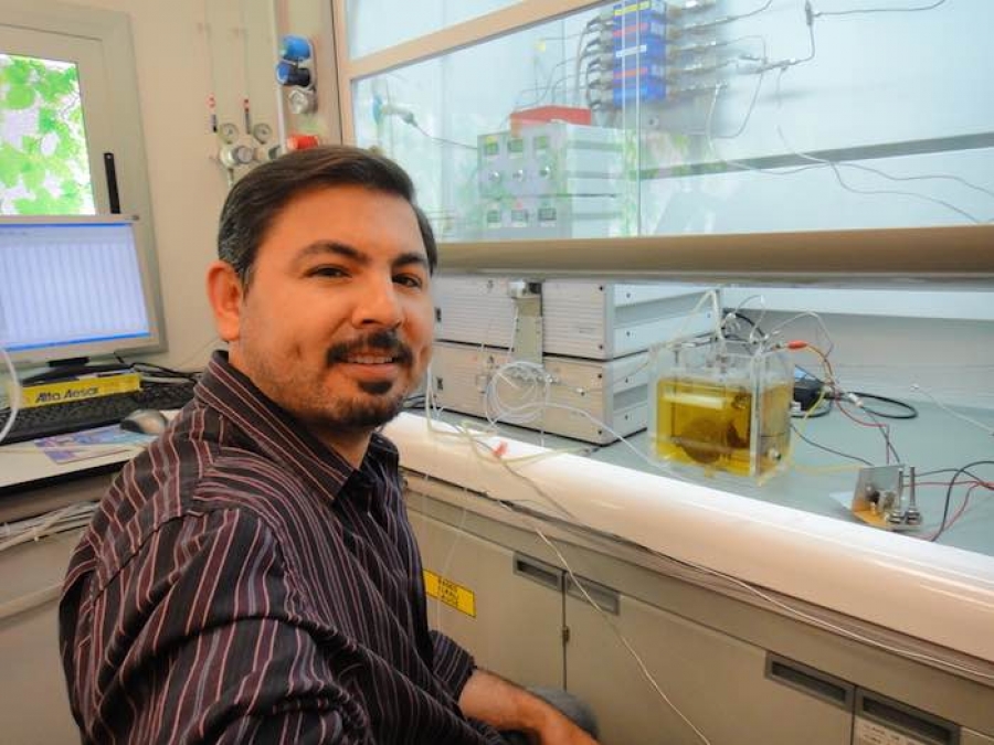 Invento de mexicano transforma la orina en electricidad y gas
