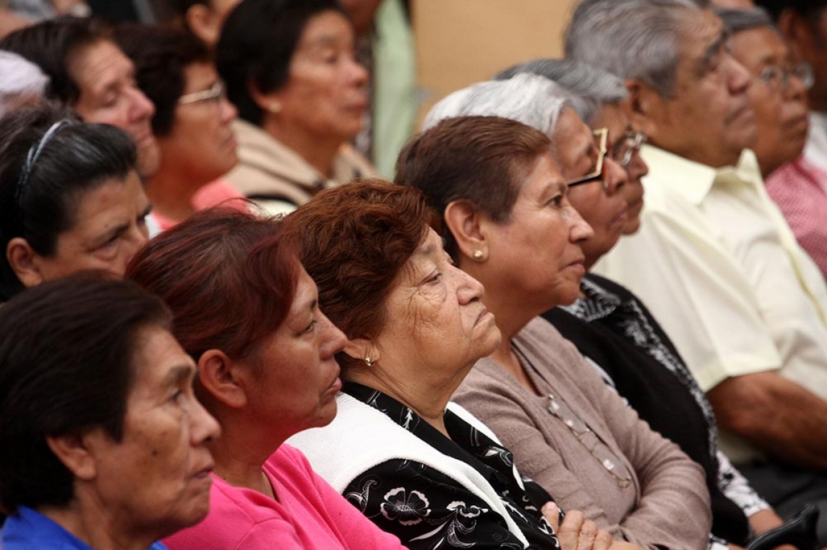 Jubilados del ISSSTE exigen pago de ajuste al concepto de despensa