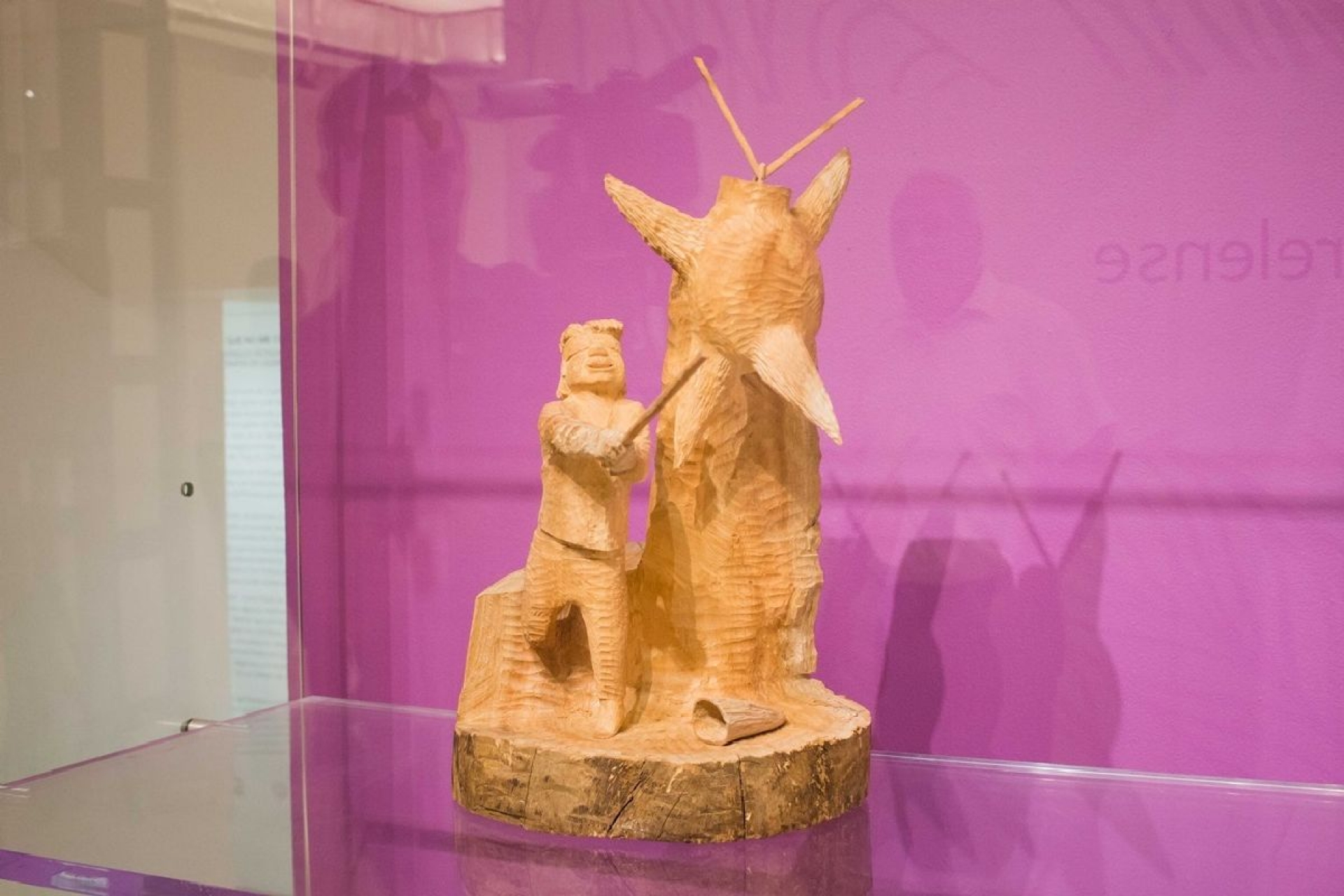 Presentan escultura de niño con piñata
