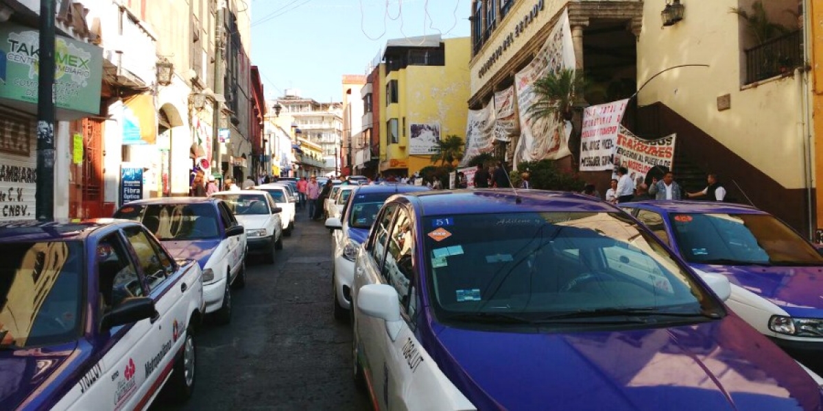 Se manifiestan taxistas en el Congreso, por comparecencia del secretario de Transporte