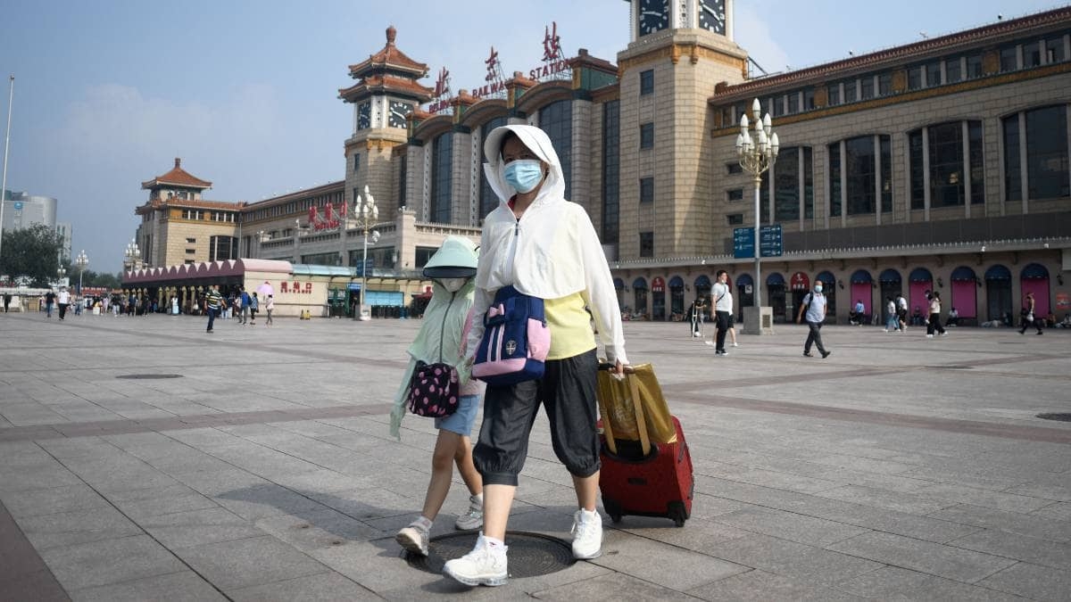China vuelve a restringir viajes al extranjero ante nueva ola de COVID