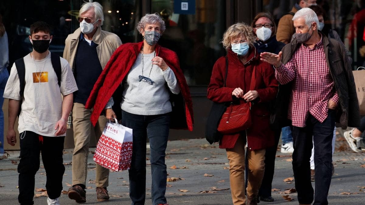España reduce tiempo de aislamiento para contagiados COVID-19
