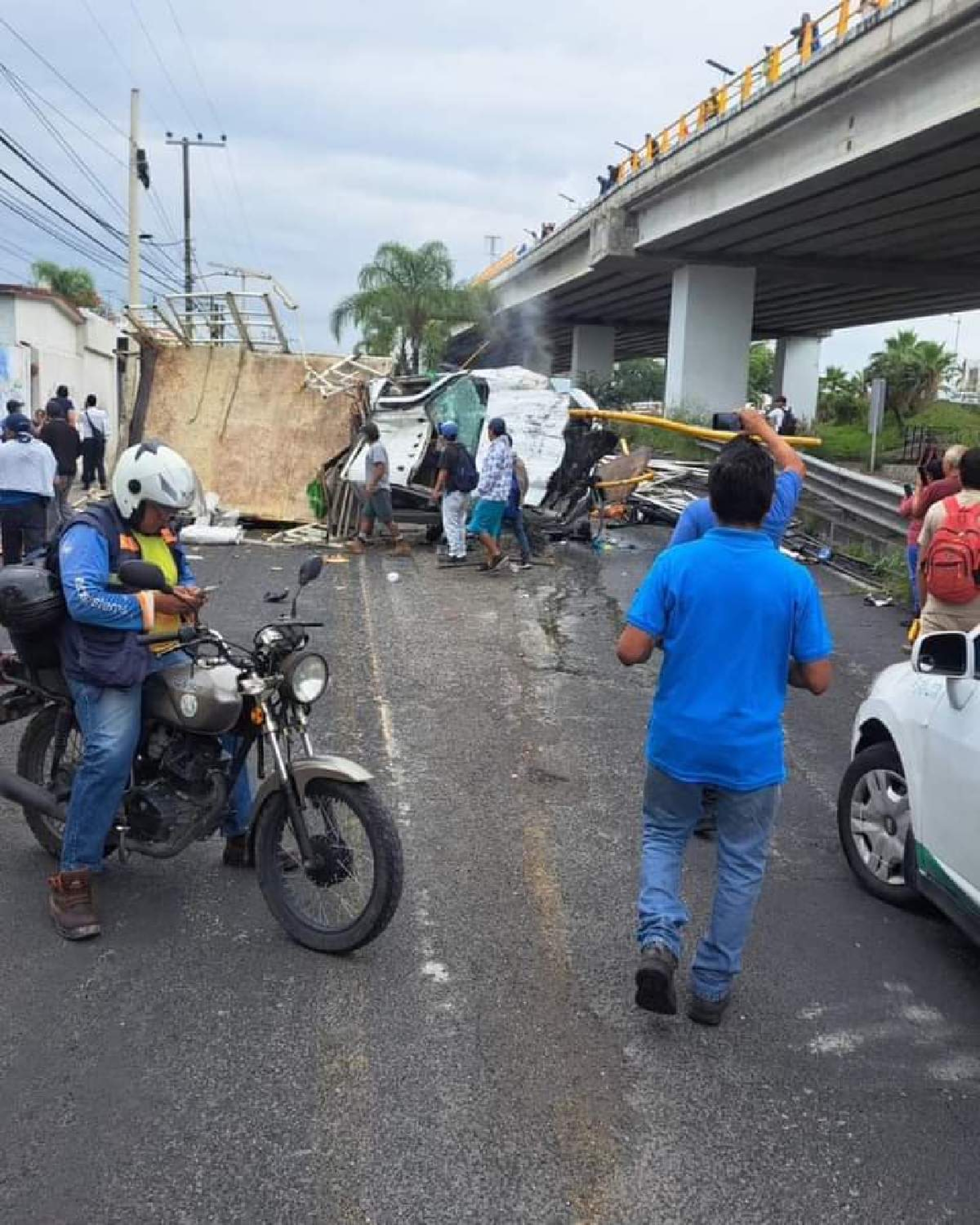 Cae una camioneta del distribuidor vial 'Palmira'