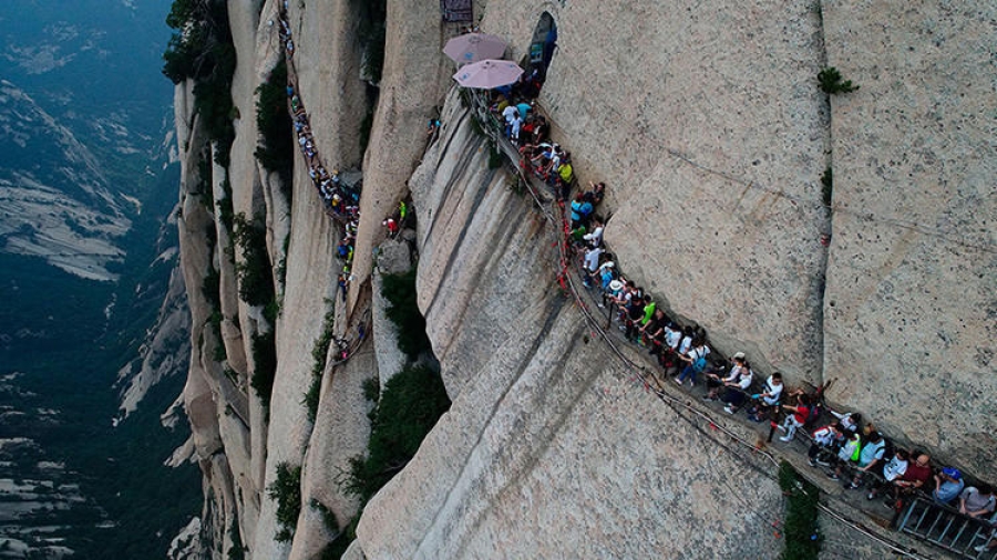 VIDEO: Ruta de senderismo 'made in China', la más escalofriante del mundo