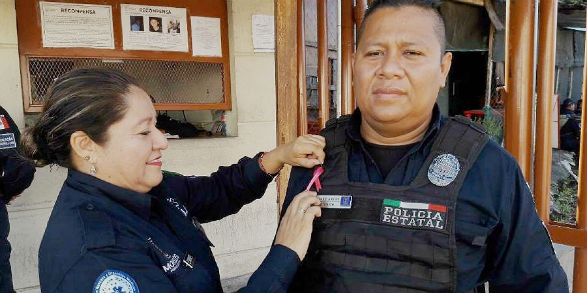 Reparte ERUM moños rosas a personal de la CES