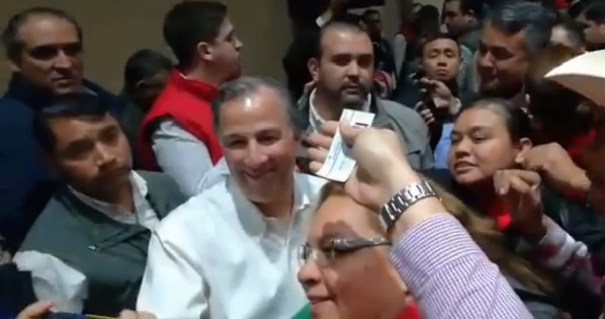 ‘Pepe’, tómate la foto con la bandera [LGBT]. Y 'Pepe' Meade, incomodísimo: 'No tanto así…'