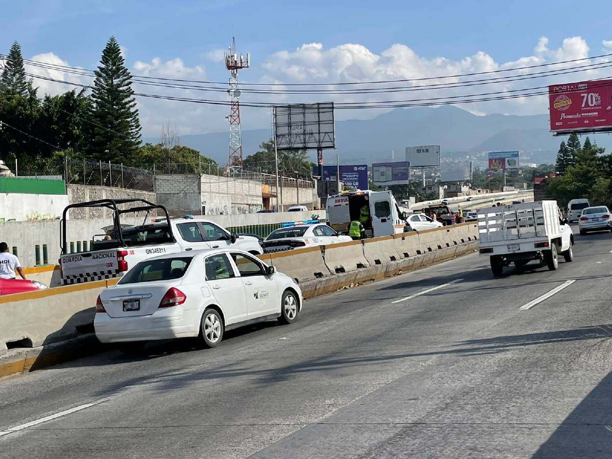Chocan 13 vehículos en el Paso Exprés