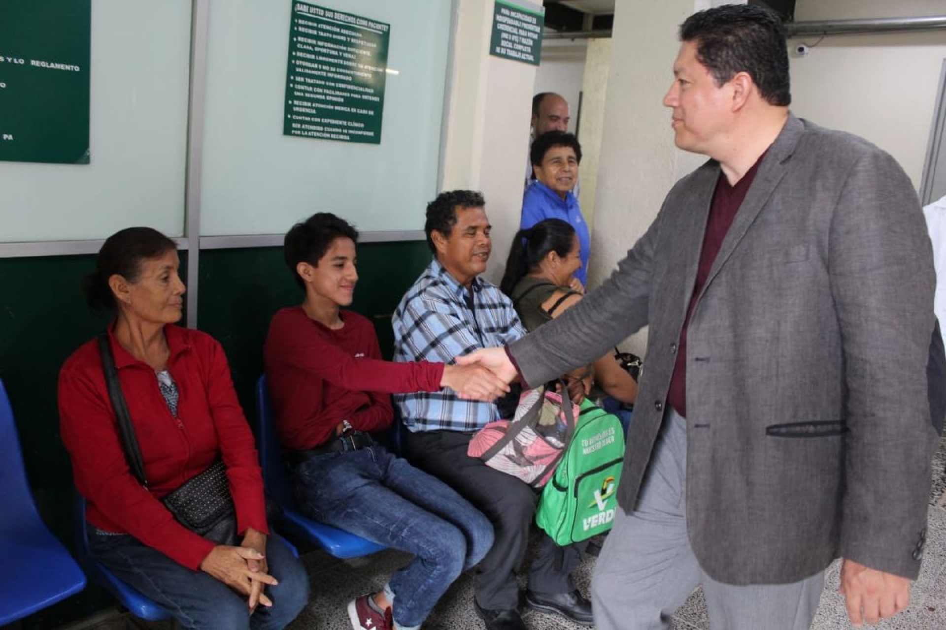 Entrega delegación del IMSS equipo de apoyo médico
