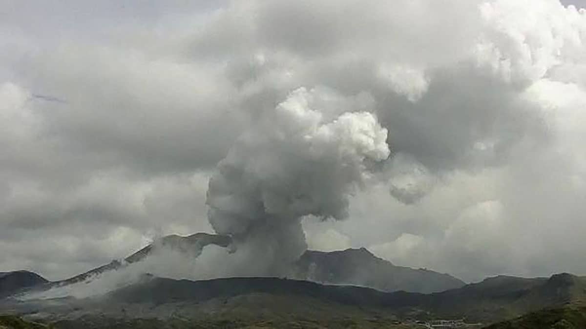 Volcán Monte Aso entra en erupción en Japón