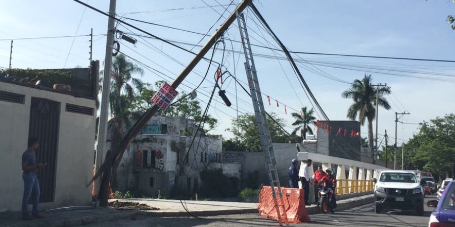 Poste dañado complica la circulación vehicular en la avenida Palmira