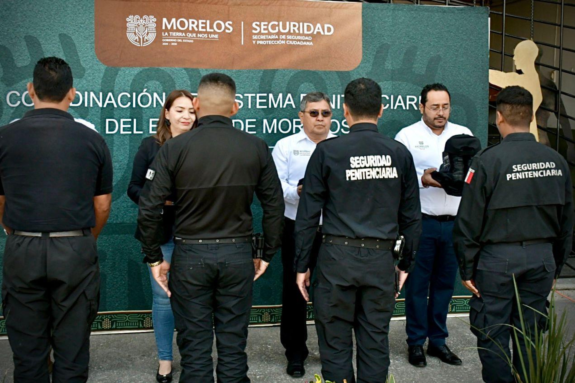 Entregan autoridades penitenciarias uniformes a custodios de centros de reinserción social y guías técnicos del CEMPLA