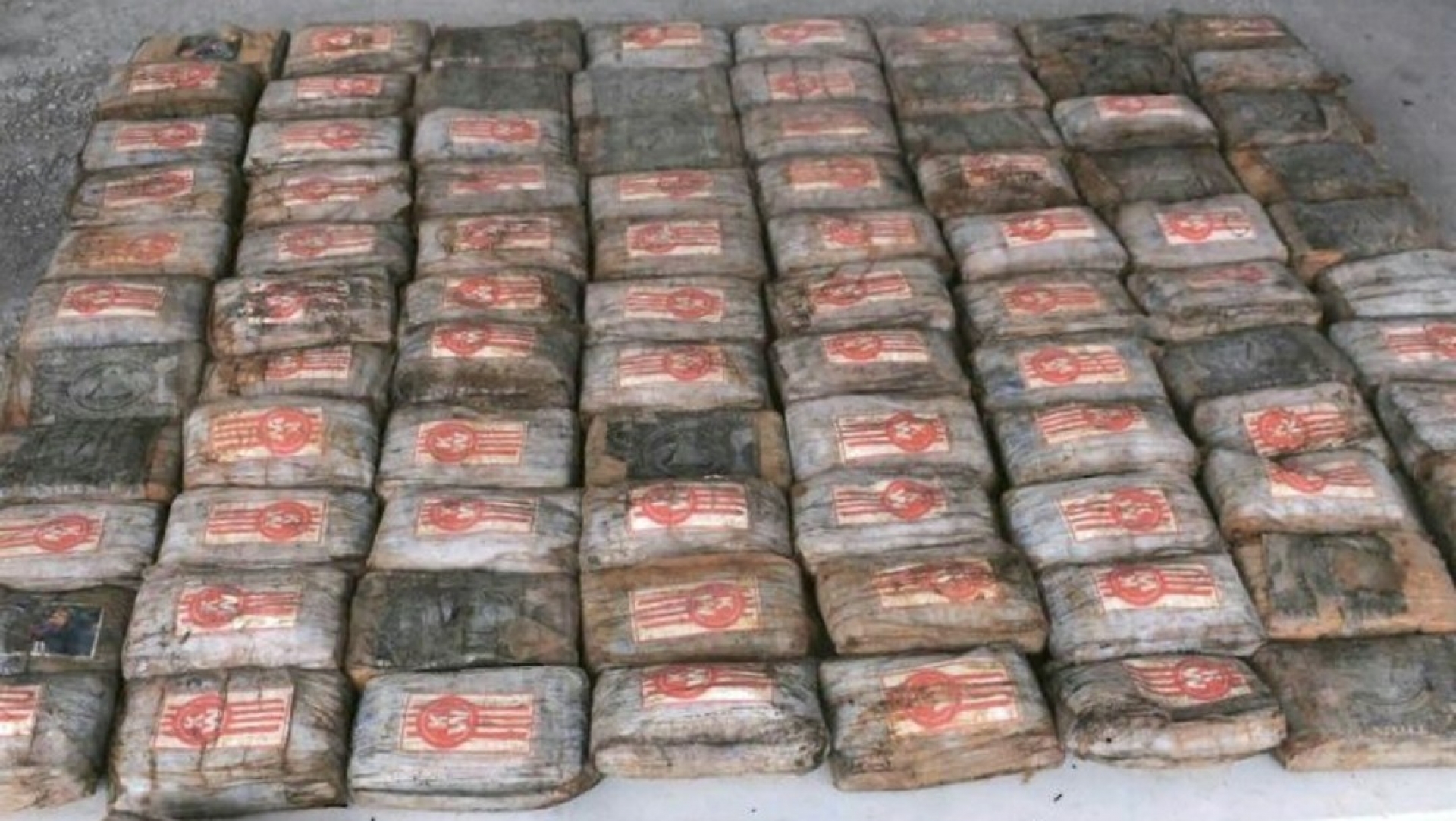 Incautan 649 kilos de cocaína en embarcación que llevaba dos años a la deriva