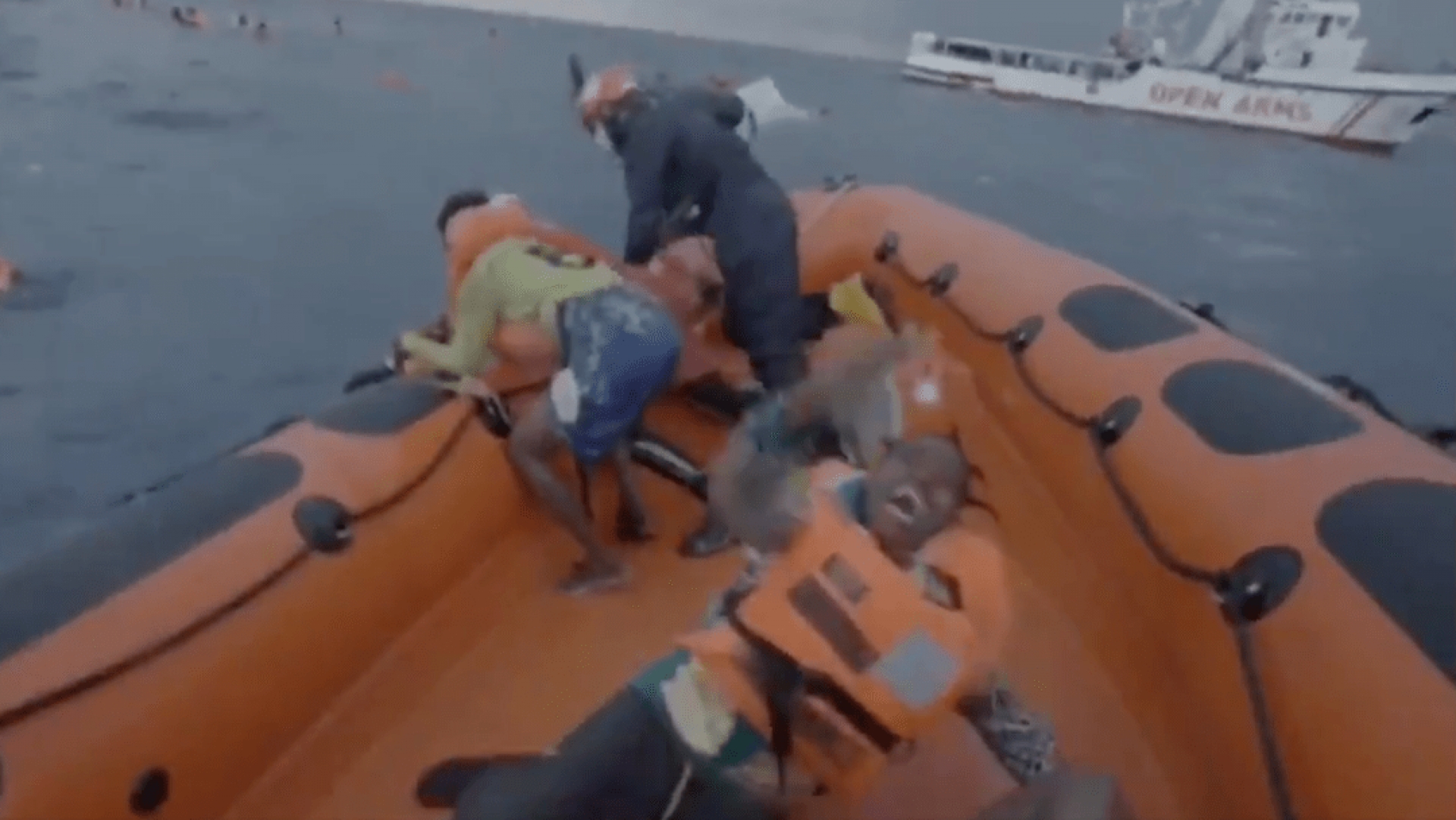 “¡He perdido a mi bebé!”, grita una madre migrante tras naufragio en el Mediterráneo