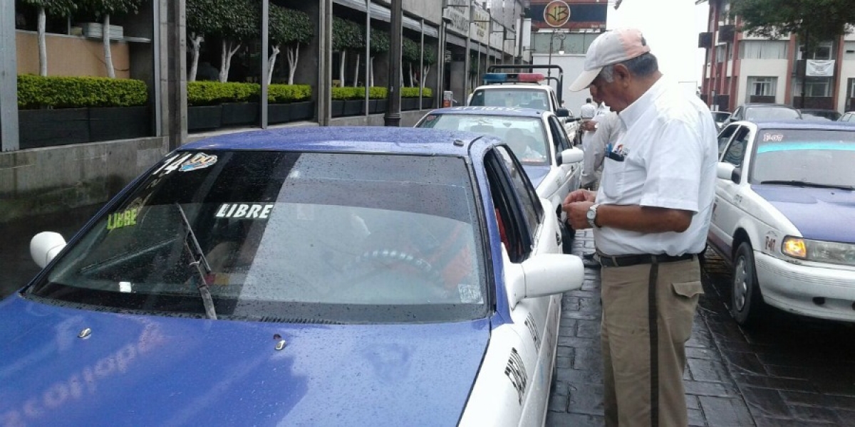 Realizan operativo de revisión a taxis