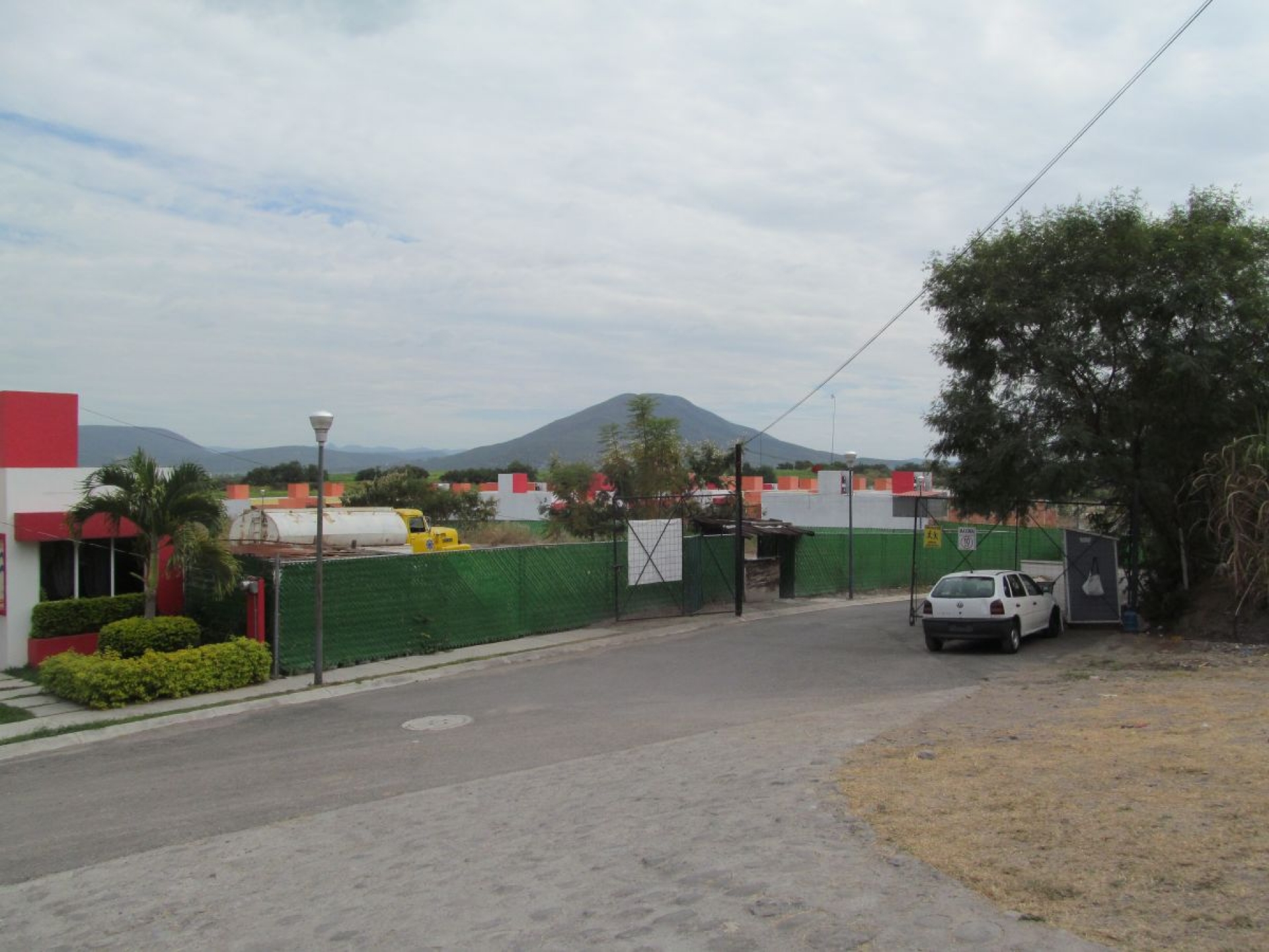 Mantienen cerrado abasto de agua a conjunto habitacional de Zacatepec