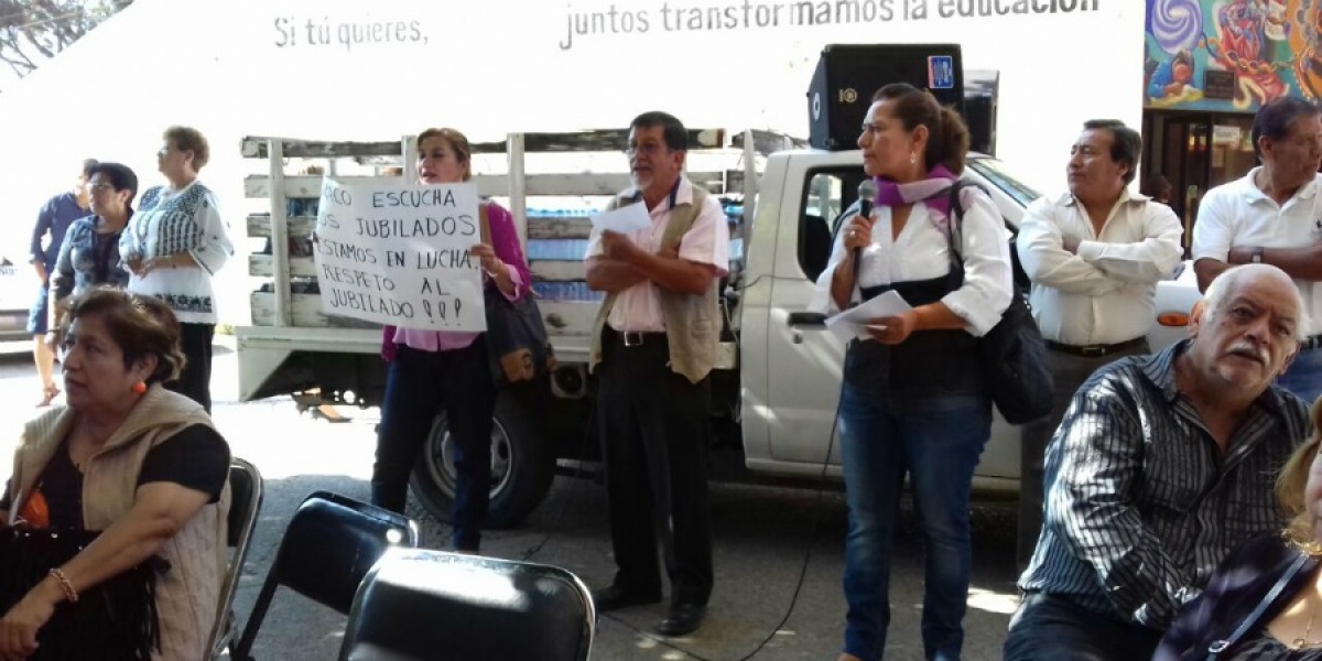 Líderes de maestros jubilados se manifiestan en el IEBEM