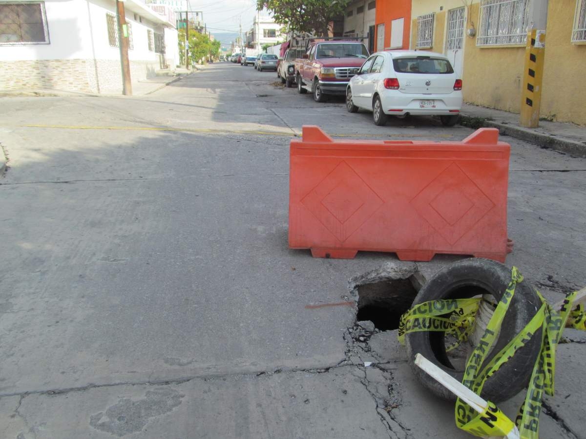 Vecinos de Jojutla llaman a reparar socavón