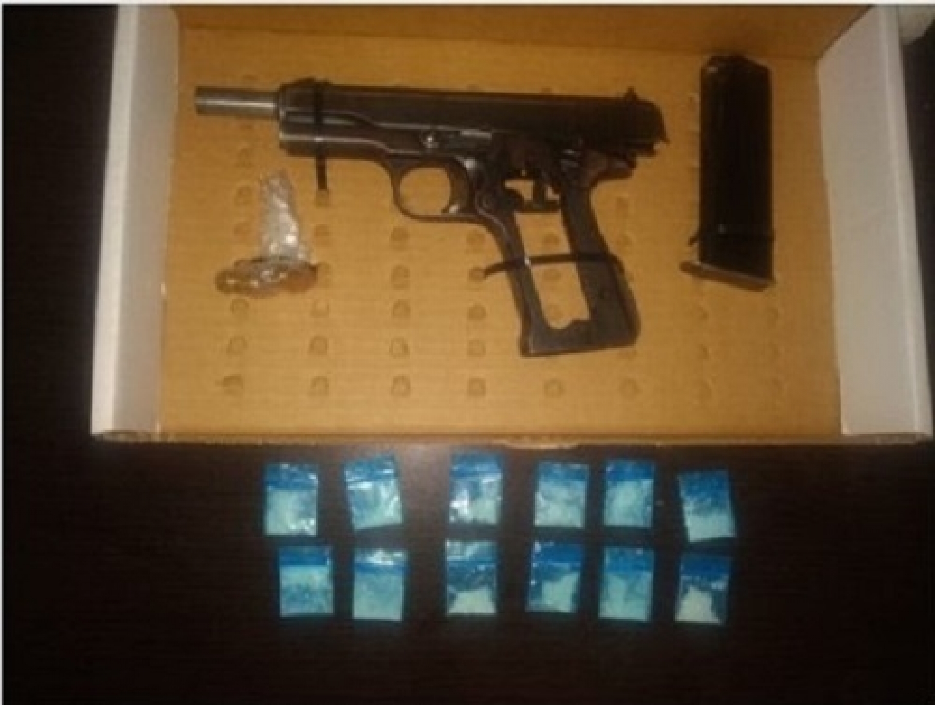 Arrestan a un hombre armado y en poder de “cristal”