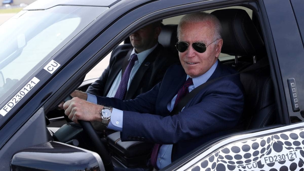 Joe Biden defiende a industria de autos eléctricos