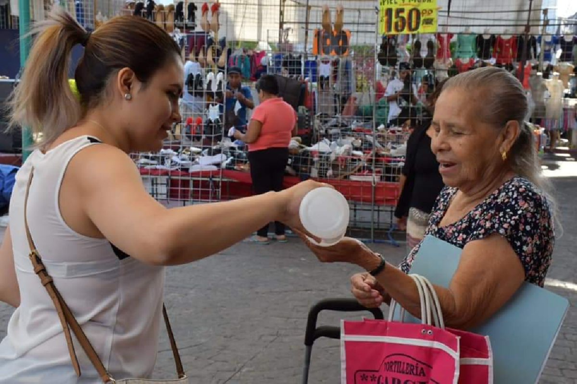 Aplican medidas de sanidad en tianguis de los martes de Tetecala