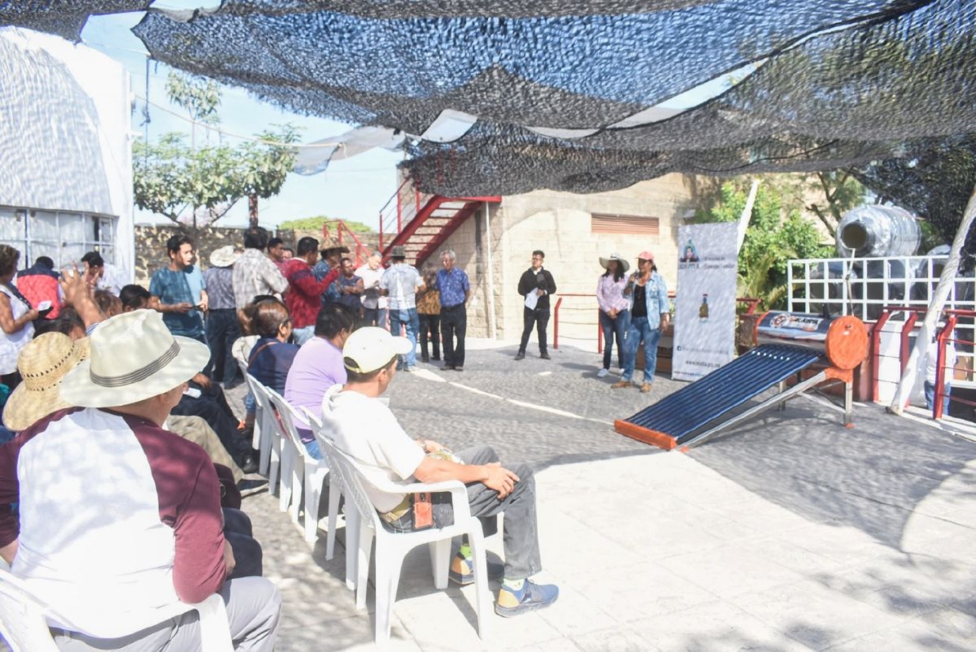 Se cumple sexta entrega de paquetes solares a bajo costo