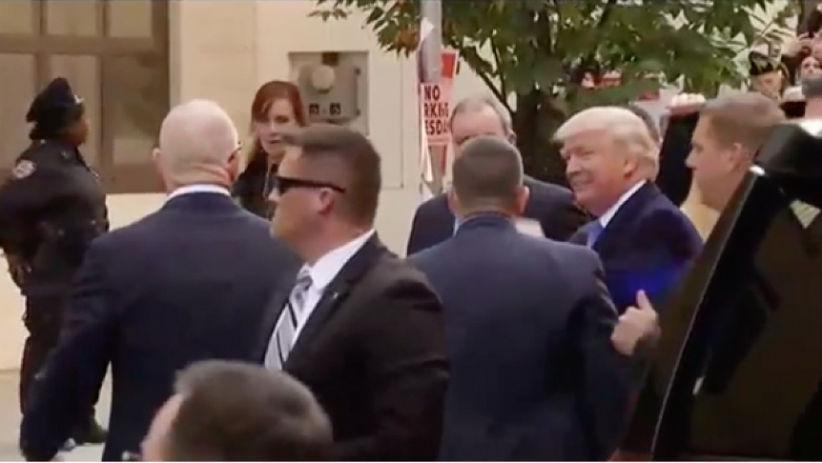 Abuchean a Donald Trump a su llegada a la casilla