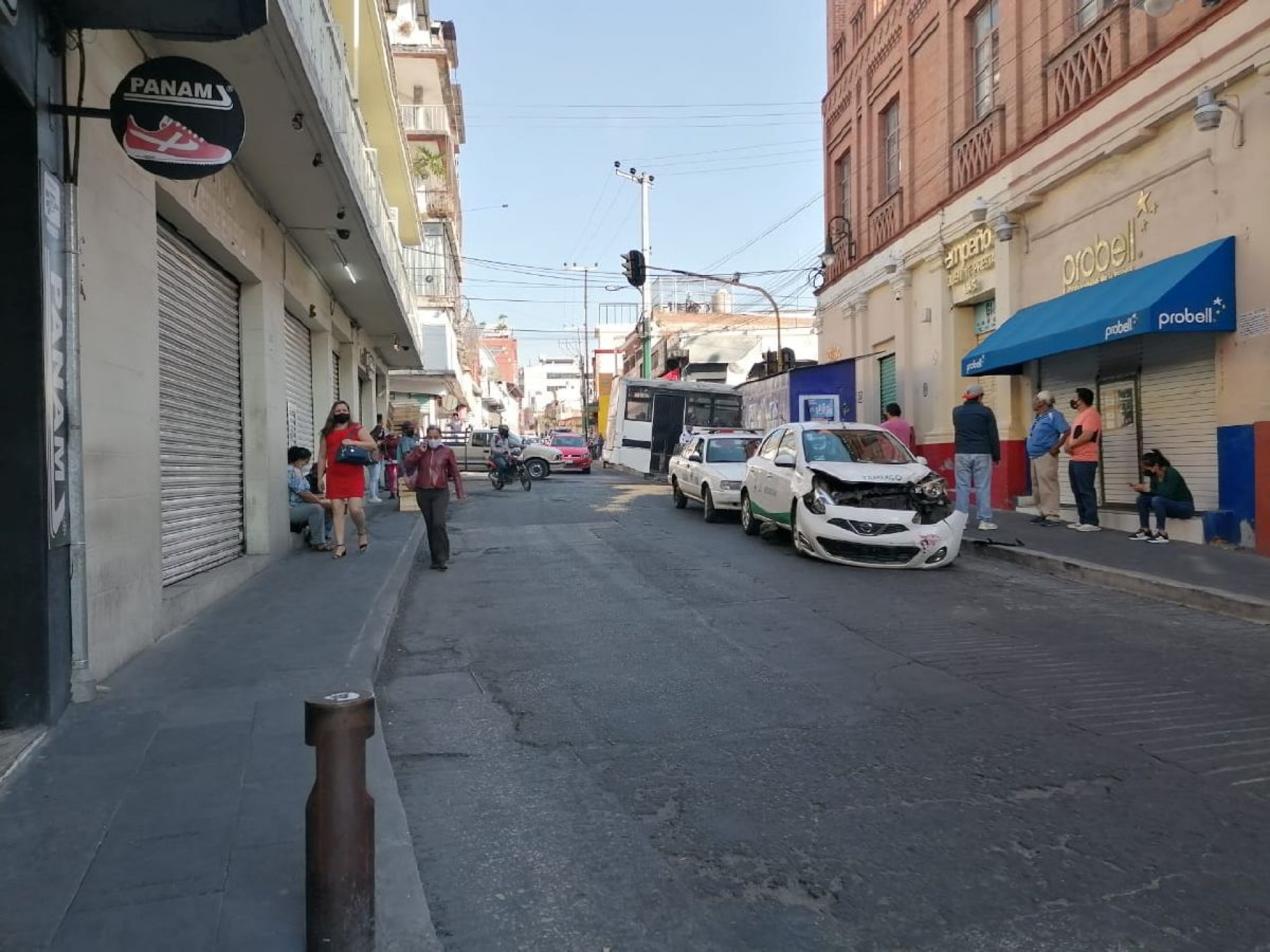 Chocan dos vehículos en pleno centro de Cuernavaca