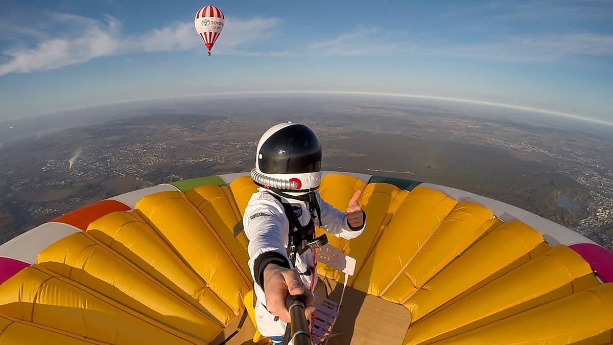 Impone récord al pararse sobre un globo a más de 3 mil metros de altura