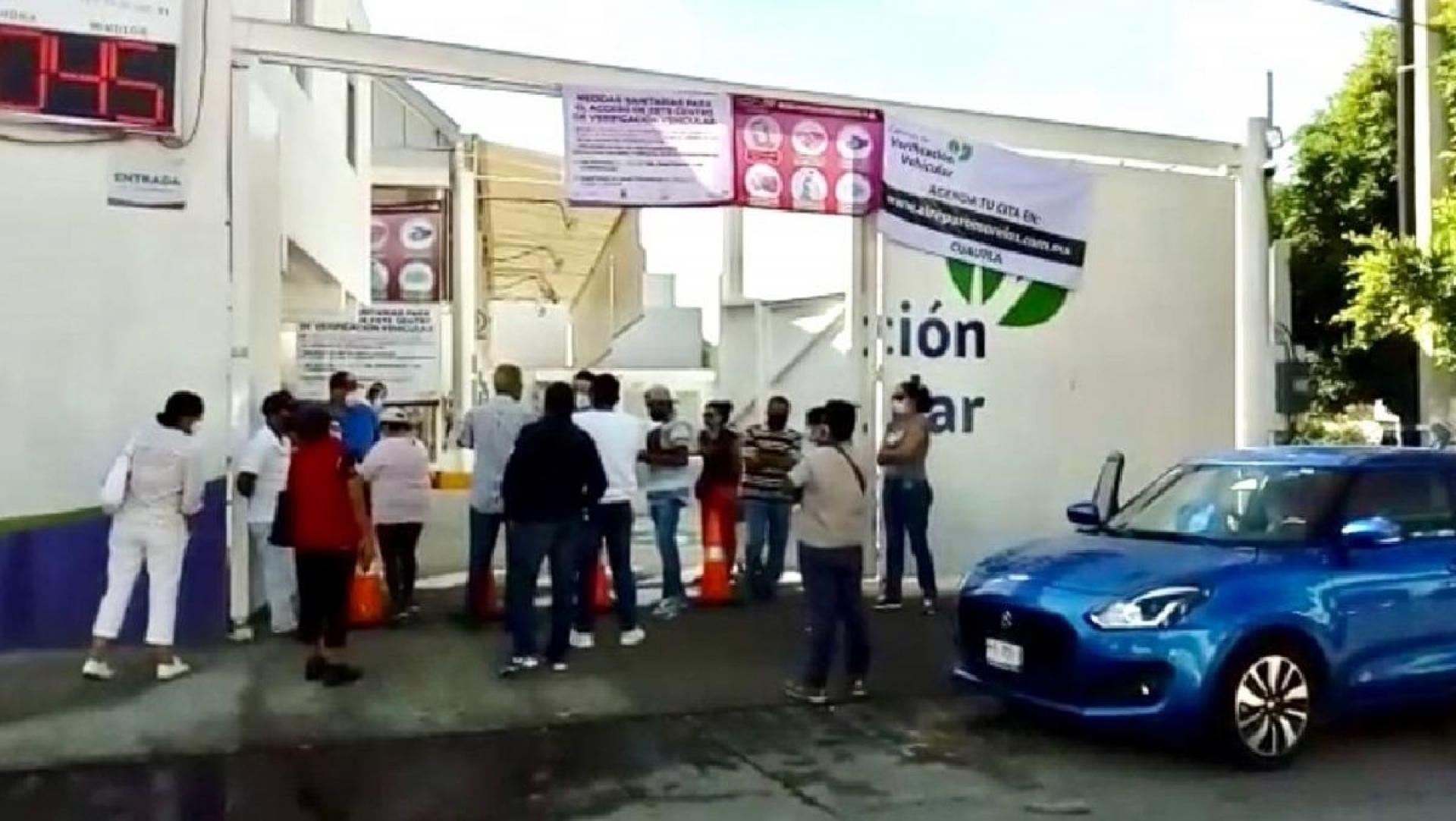 Malestar de automovilistas por retrasos en verificentros